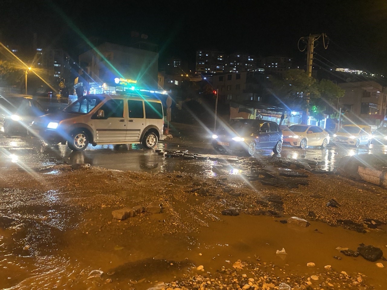 Kahramanmaraş’ta şiddetli yağmur hayatı felç etti, yol yarıldı
