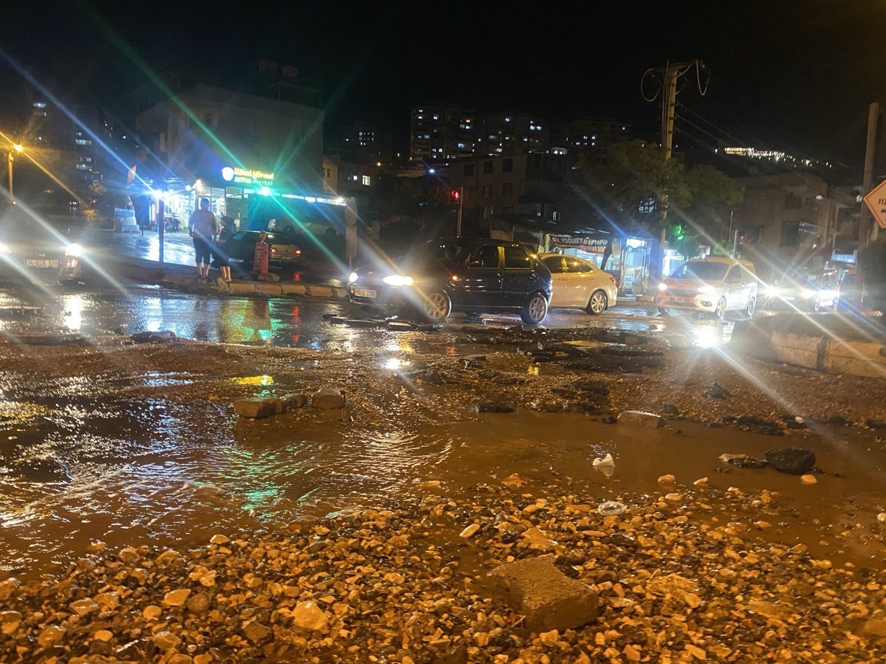 Kahramanmaraş’ta şiddetli yağmur hayatı felç etti, yol yarıldı
