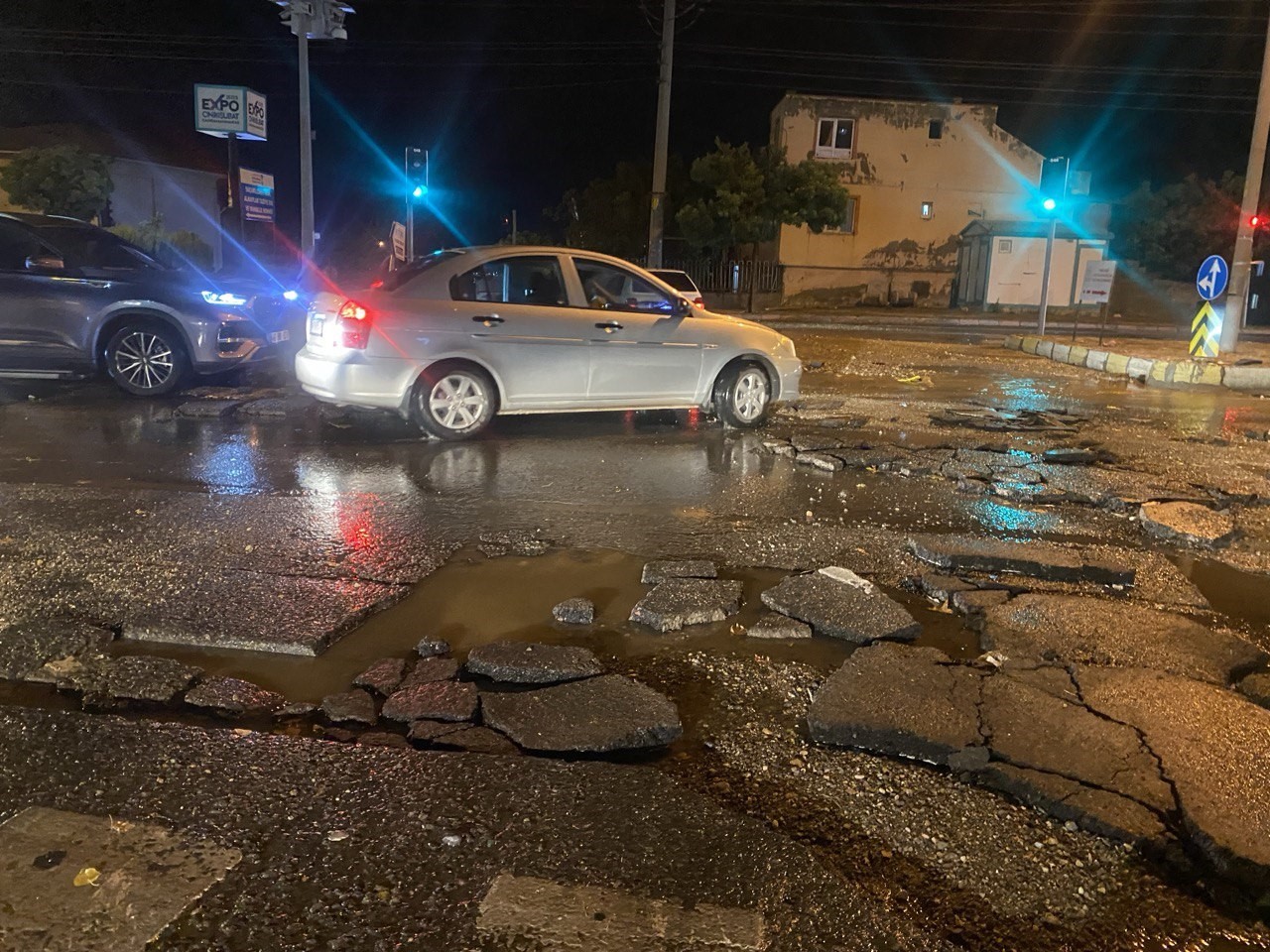 Kahramanmaraş’ta şiddetli yağmur hayatı felç etti, yol yarıldı
