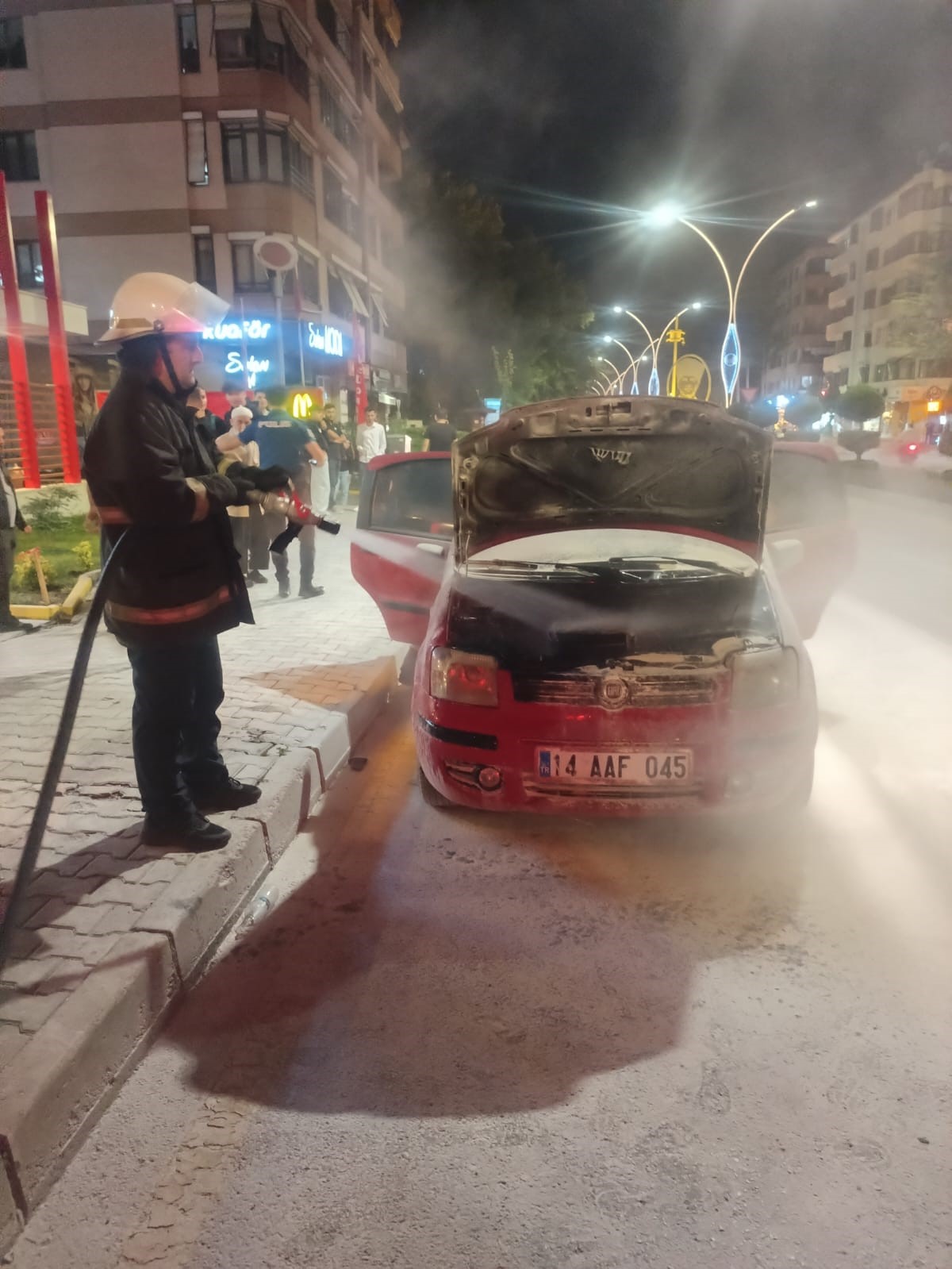 Seyir halindeki otomobil alev aldı, yangını vatandaşlar söndürdü
