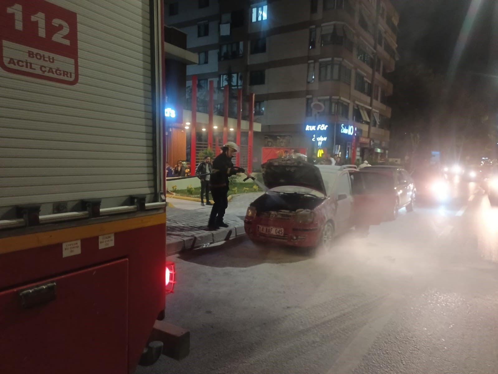 Seyir halindeki otomobil alev aldı, yangını vatandaşlar söndürdü
