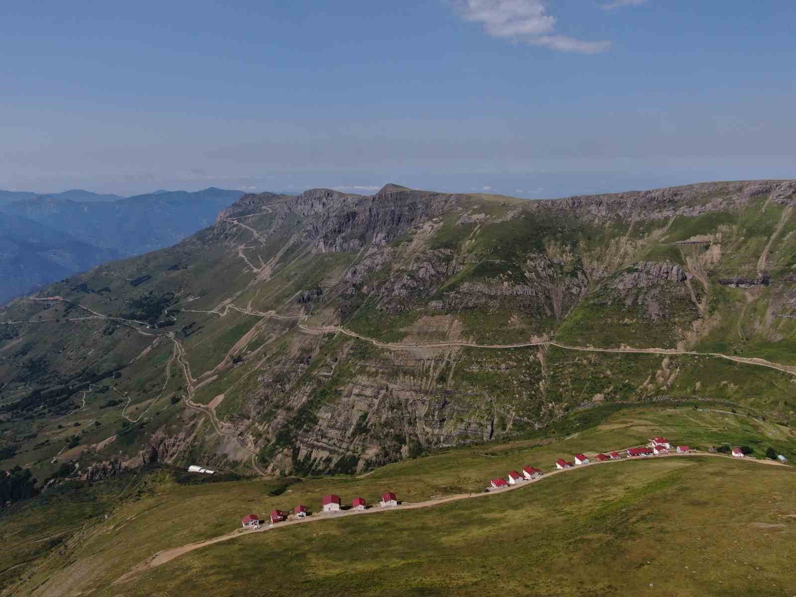 Yaylalara artık hayvanlarını otlatmak için değil, tatil için geliyorlar
