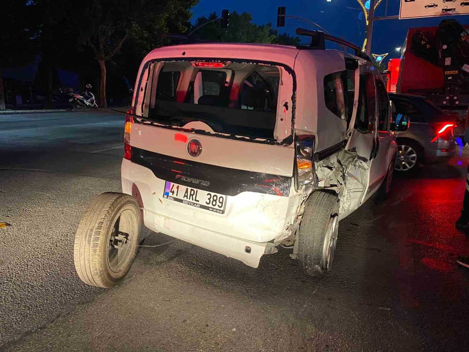 Yan yatan otomobilden cam kesilerek kurtarıldı
