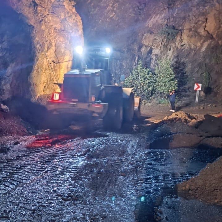 Onikişubat kırsalında heyelandan kapanan yollar trafiğe açılıyor
