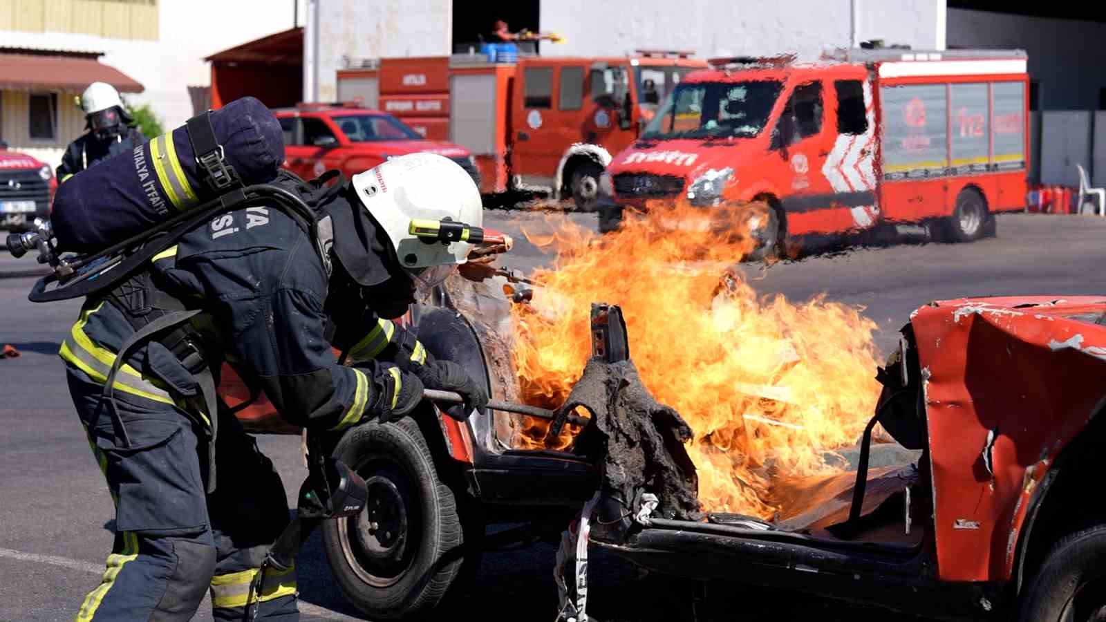 Antalya itfaiyesinden elektrikli araç söndürme kiti
