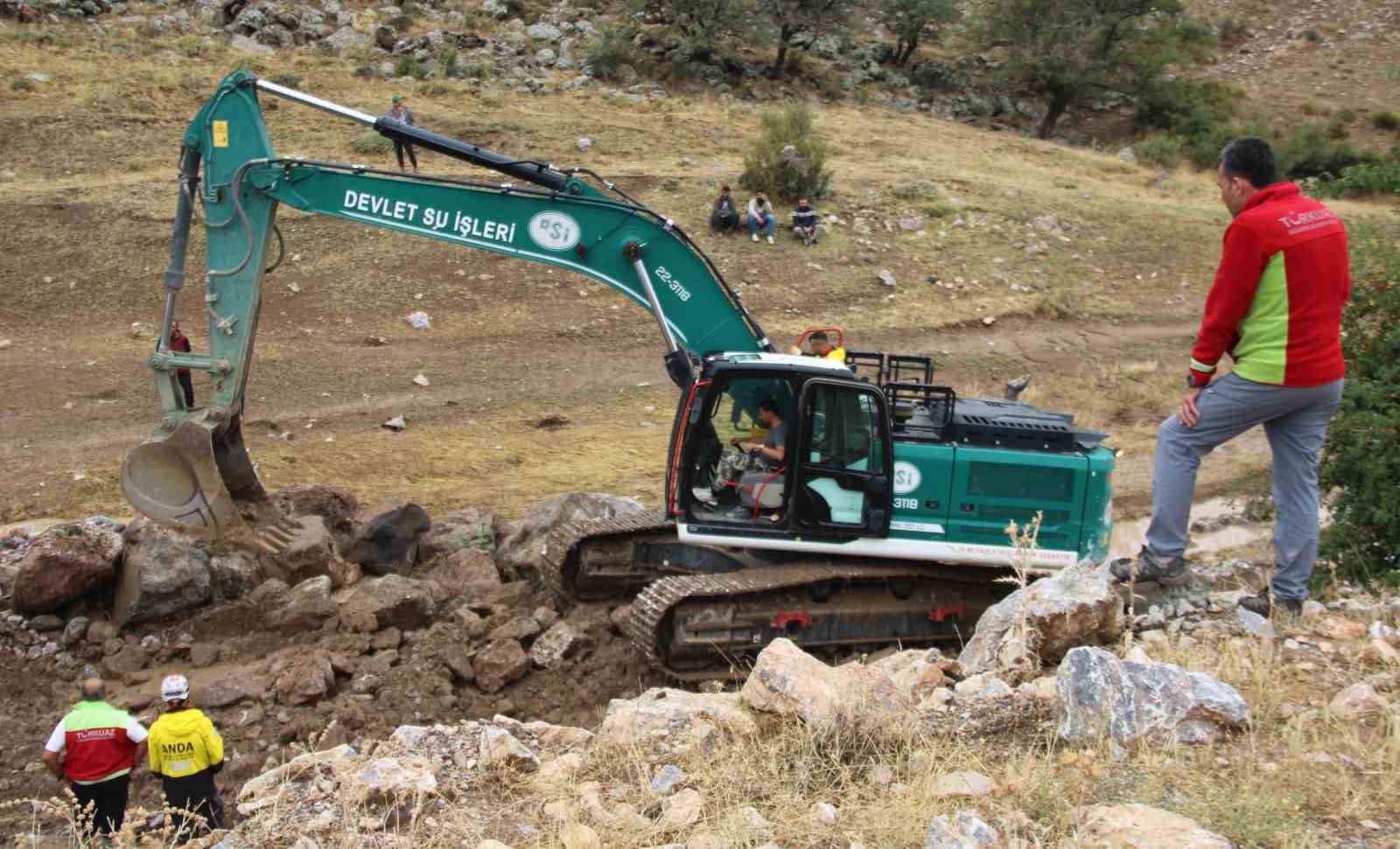 Selde kaybolan vatandaşın kıyafetleri bulundu
