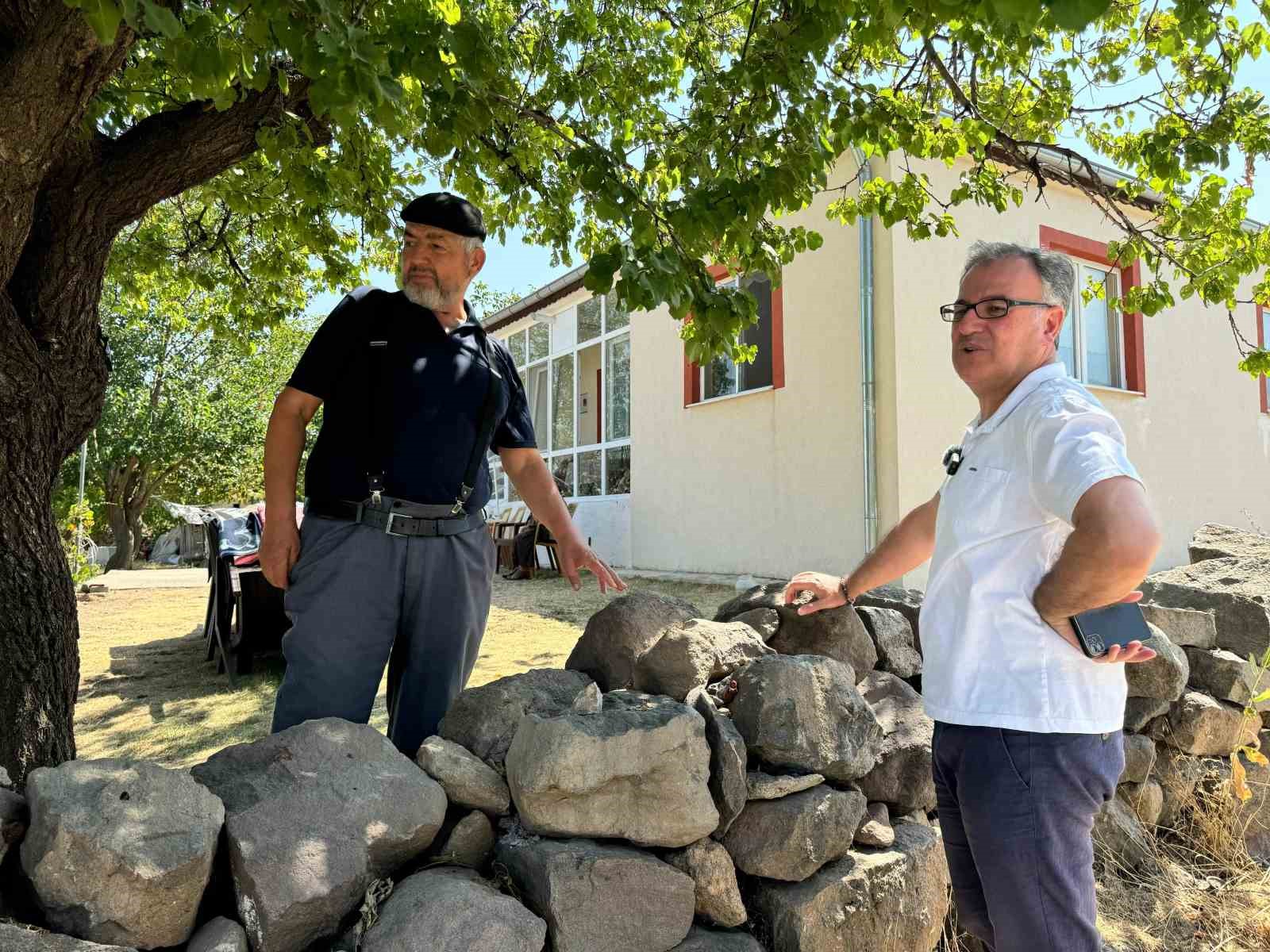 Başkan Özdoğan, kilitli parke yol çalışmalarını yerinde inceledi
