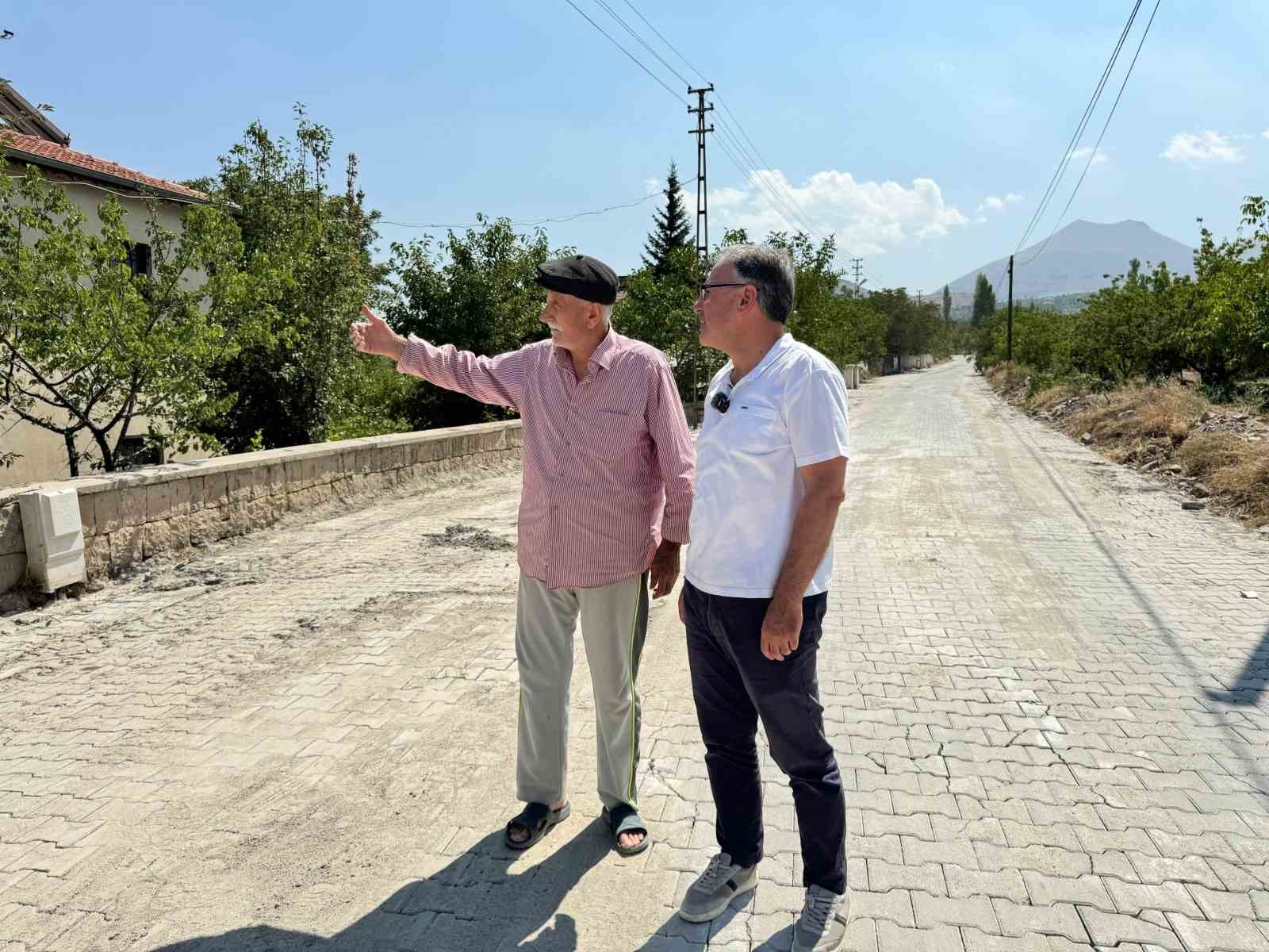 Başkan Özdoğan, kilitli parke yol çalışmalarını yerinde inceledi
