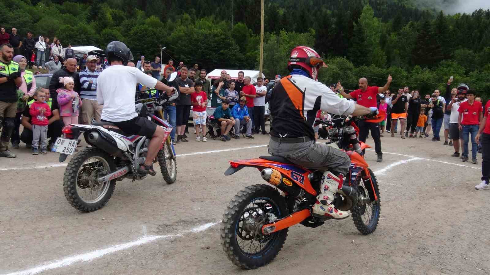 Motosiklet tutkunları Kafkasör Yaylası’nda bir araya geldi
