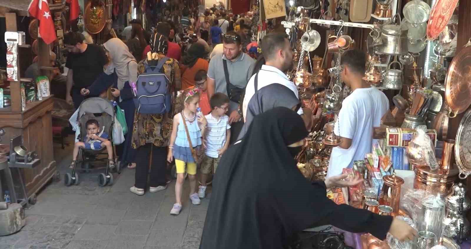 Gaziantep’in tarihi çarşılarında hafta sonu yoğunluğu
