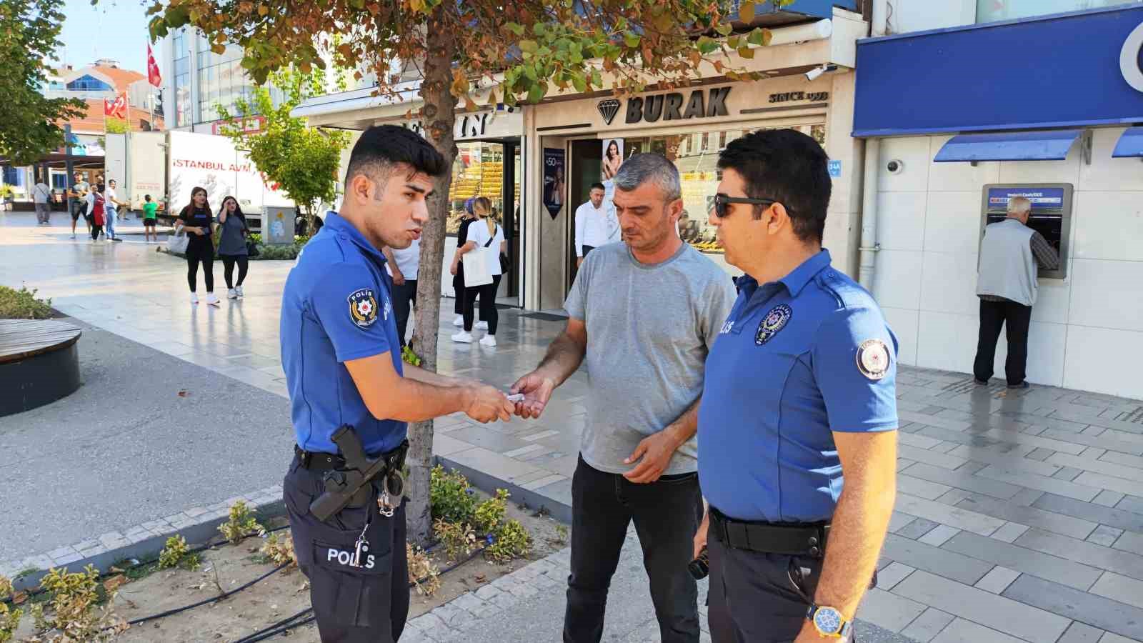 ‘İnsanlık Ölmemiş’ dedirten davranış: Tomar tomar para buldu
