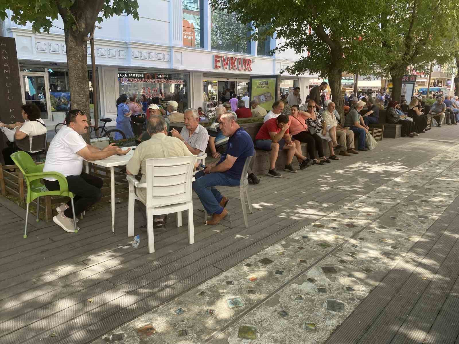 Vatandaşlar banklarda ve gölgelerde soluklandı
