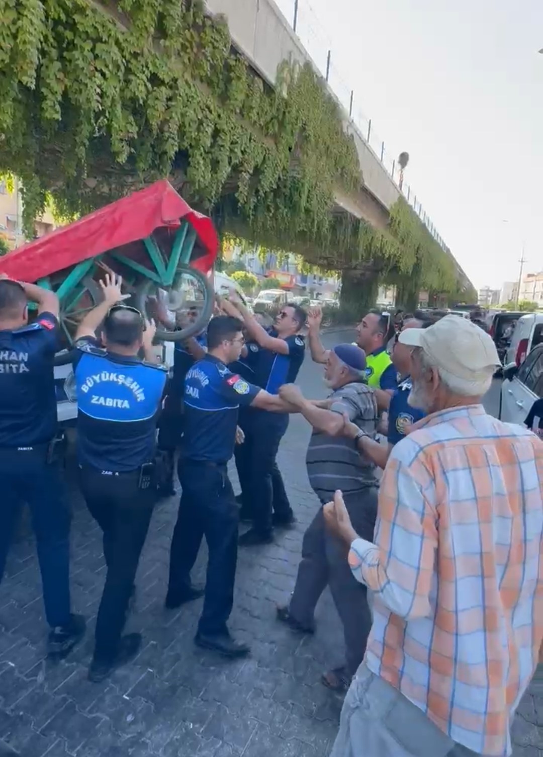 Adana’da zabıta ekipleri kaldırım işgaliyle mücadele başlattı
