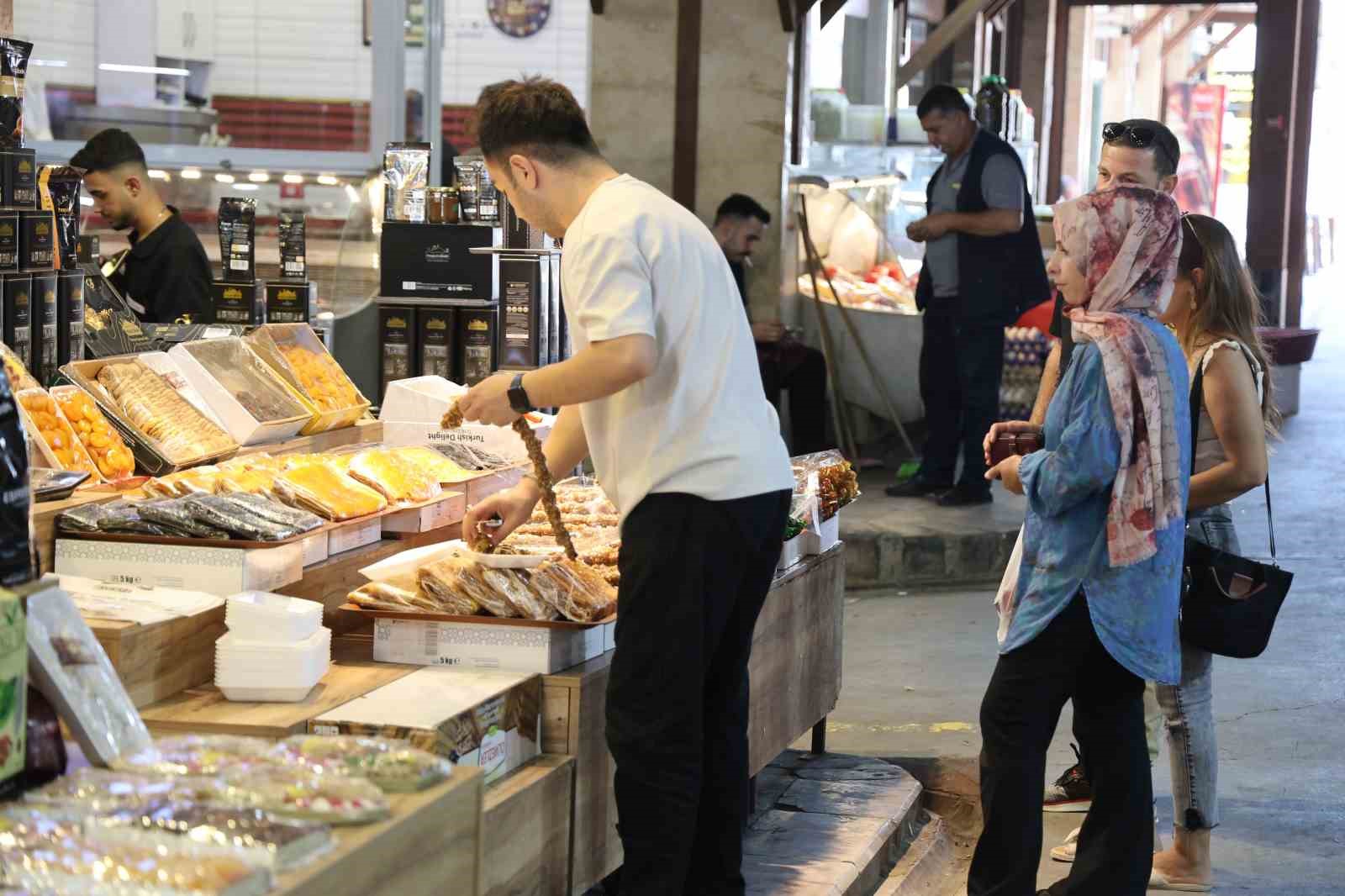 Kapalı Çarşı’daki gurbetçi yoğunluğu esnafın yüzünü güldürdü
