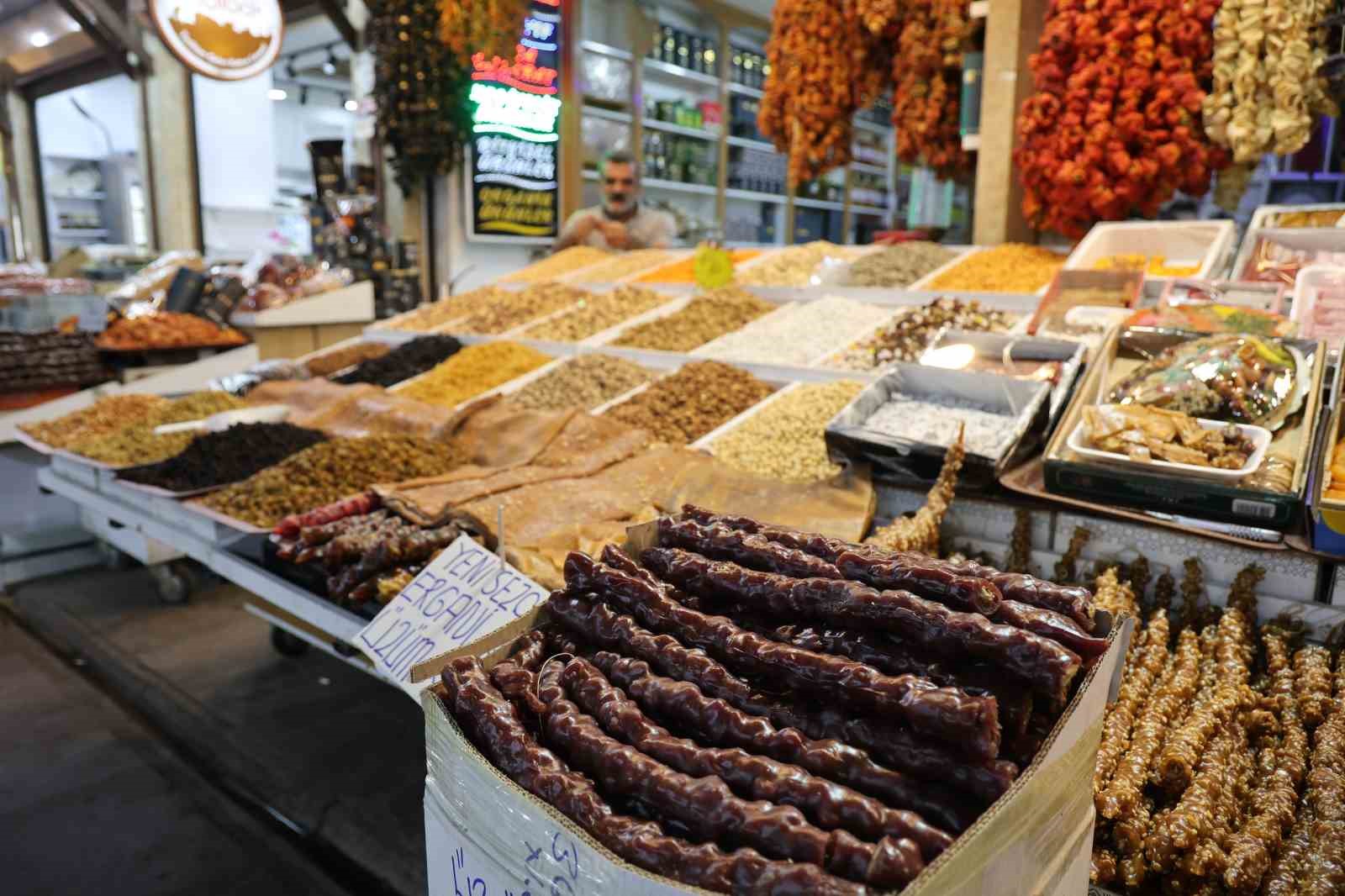 Kapalı Çarşı’daki gurbetçi yoğunluğu esnafın yüzünü güldürdü
