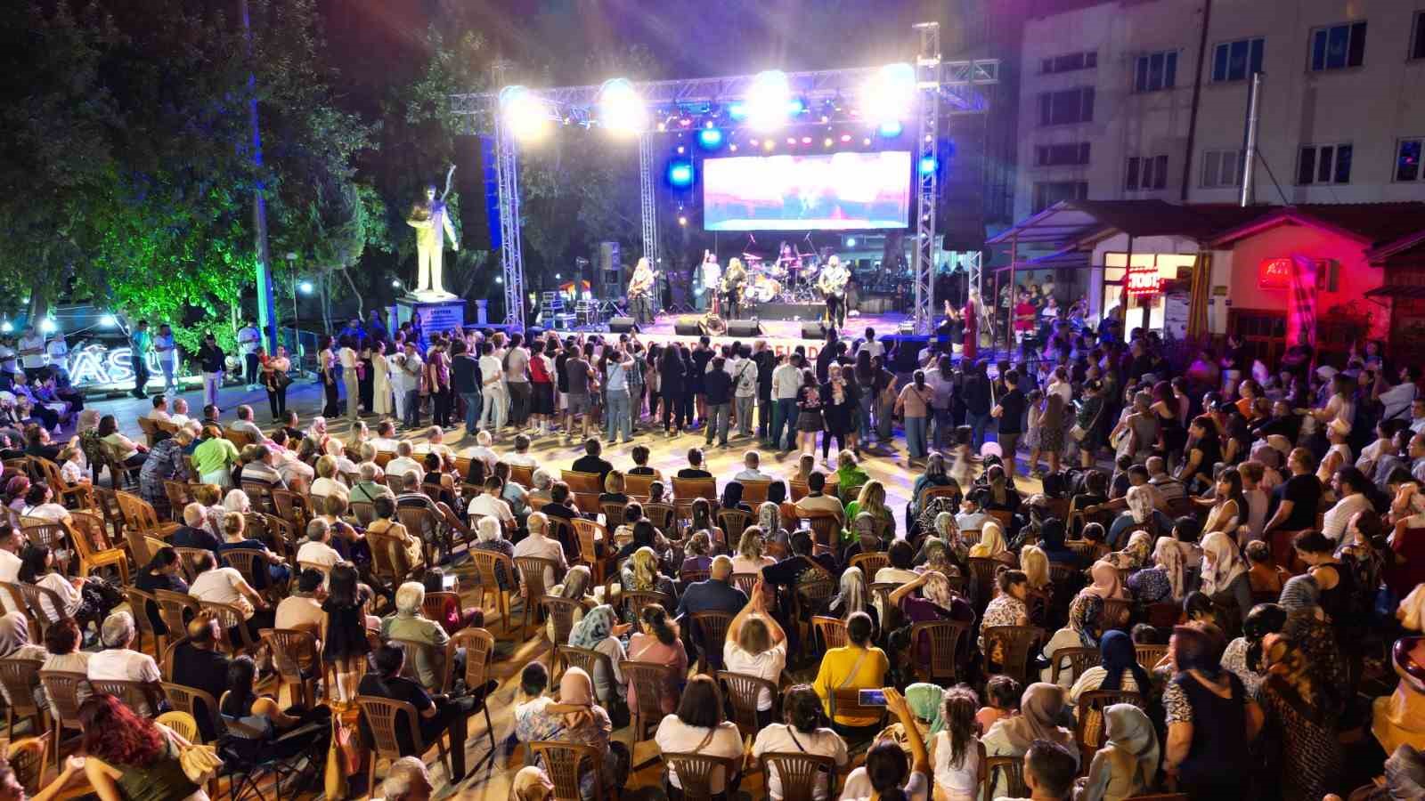 Karacasu festivalinde halk konserleri büyük ilgi gördü
