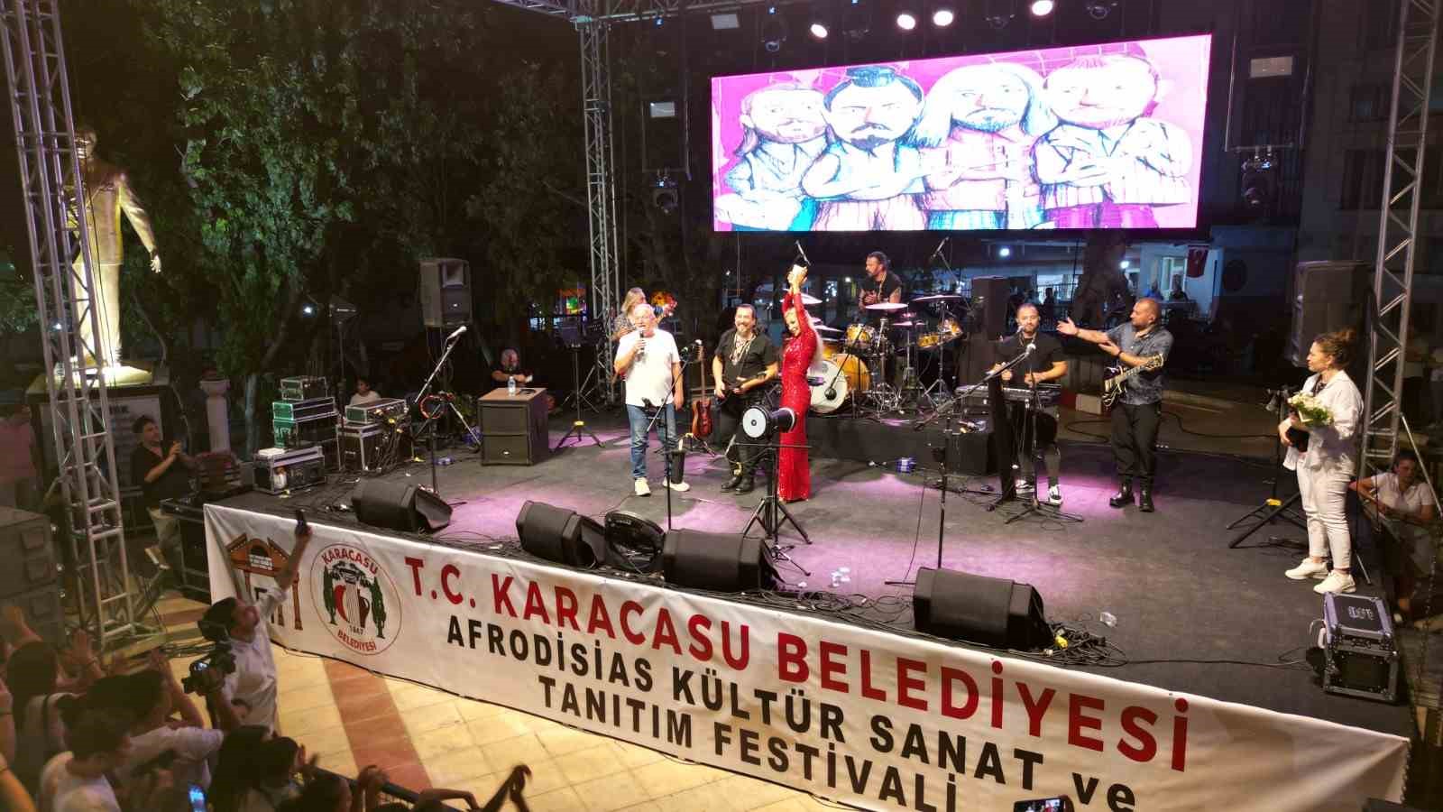 Karacasu festivalinde halk konserleri büyük ilgi gördü
