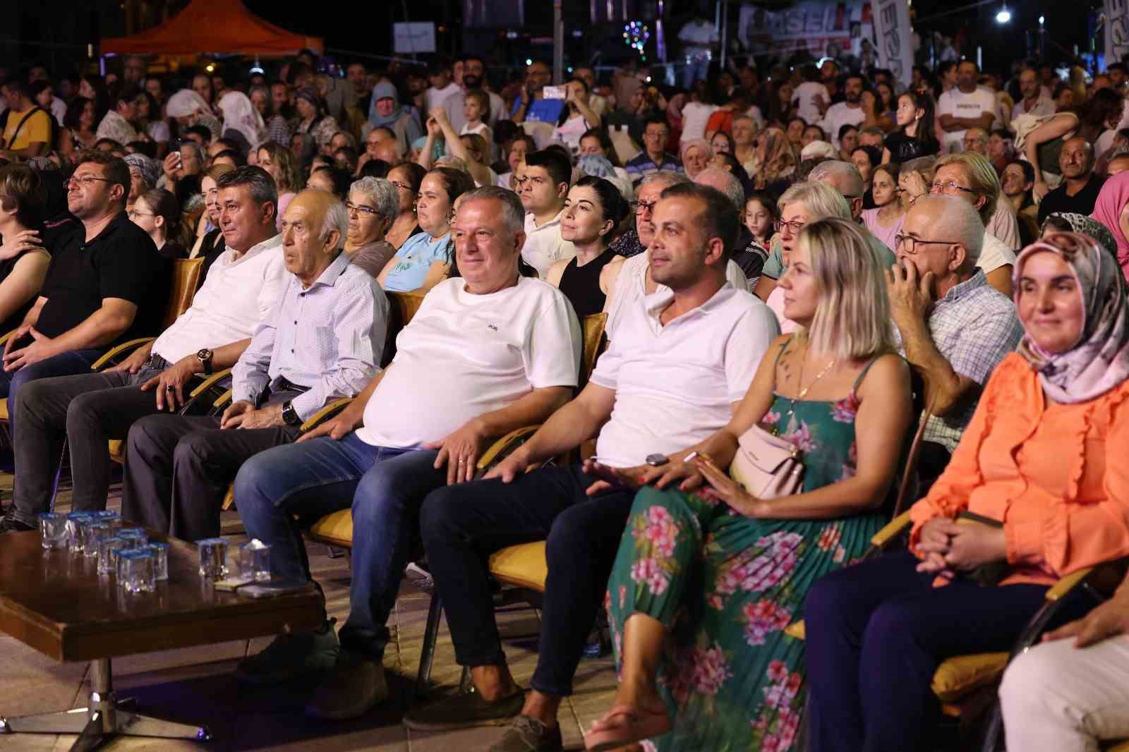 Karacasu festivalinde halk konserleri büyük ilgi gördü
