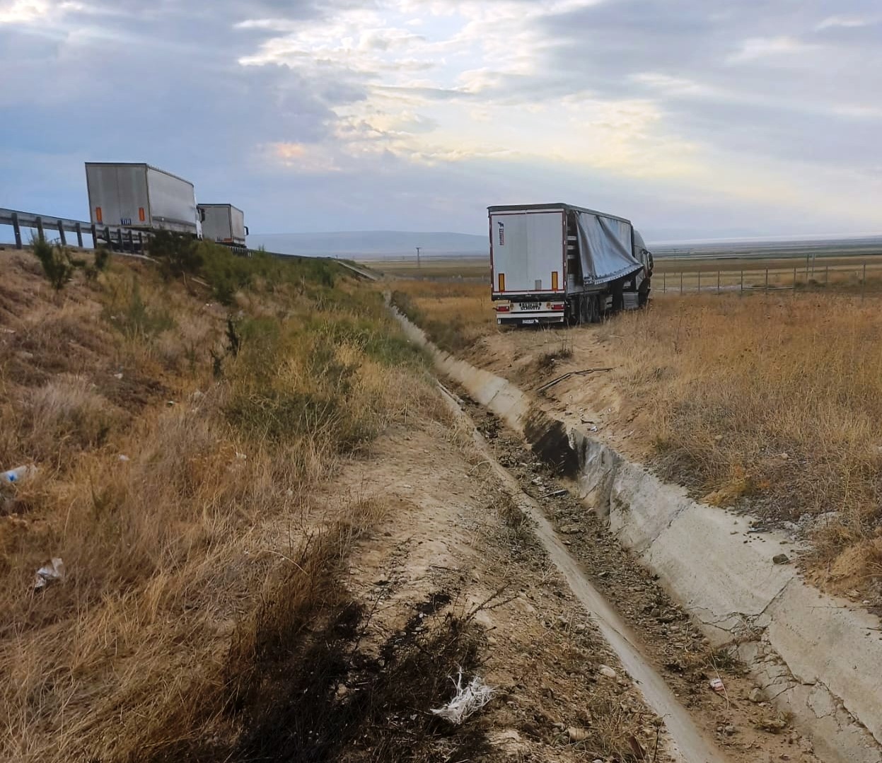 Konya’da yoldan çıkan tır tarlaya girdi: 1 yaralı
