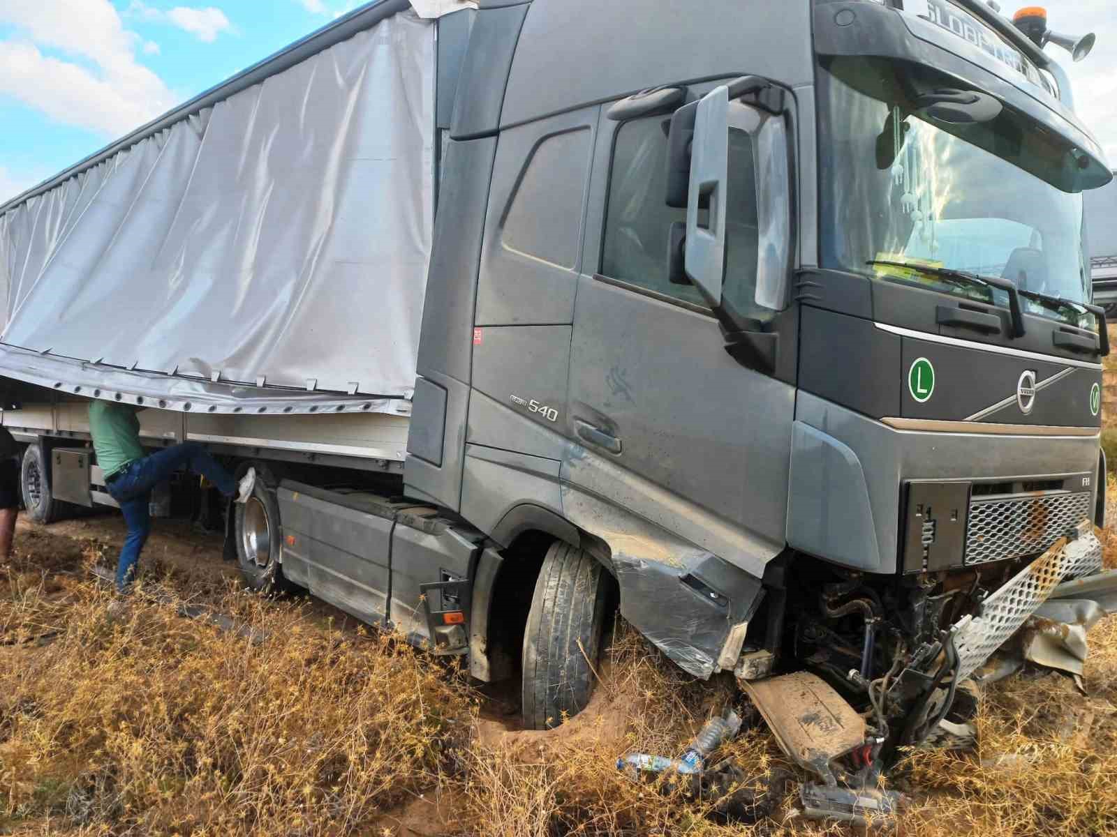 Konya’da yoldan çıkan tır tarlaya girdi: 1 yaralı
