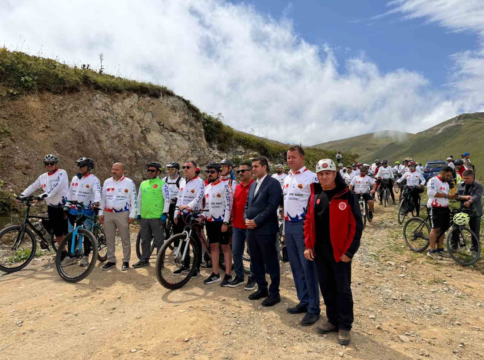 Dünyanın en tehlikeli yolunda bisikletçilerin güvenliğini sağlayanlar arasında Anda Trabzon ekibi de vardı
