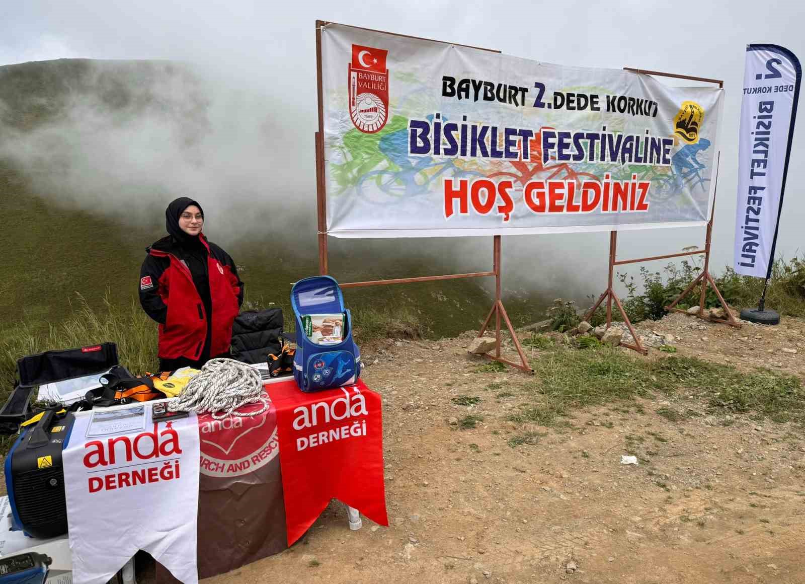 Dünyanın en tehlikeli yolunda bisikletçilerin güvenliğini sağlayanlar arasında Anda Trabzon ekibi de vardı
