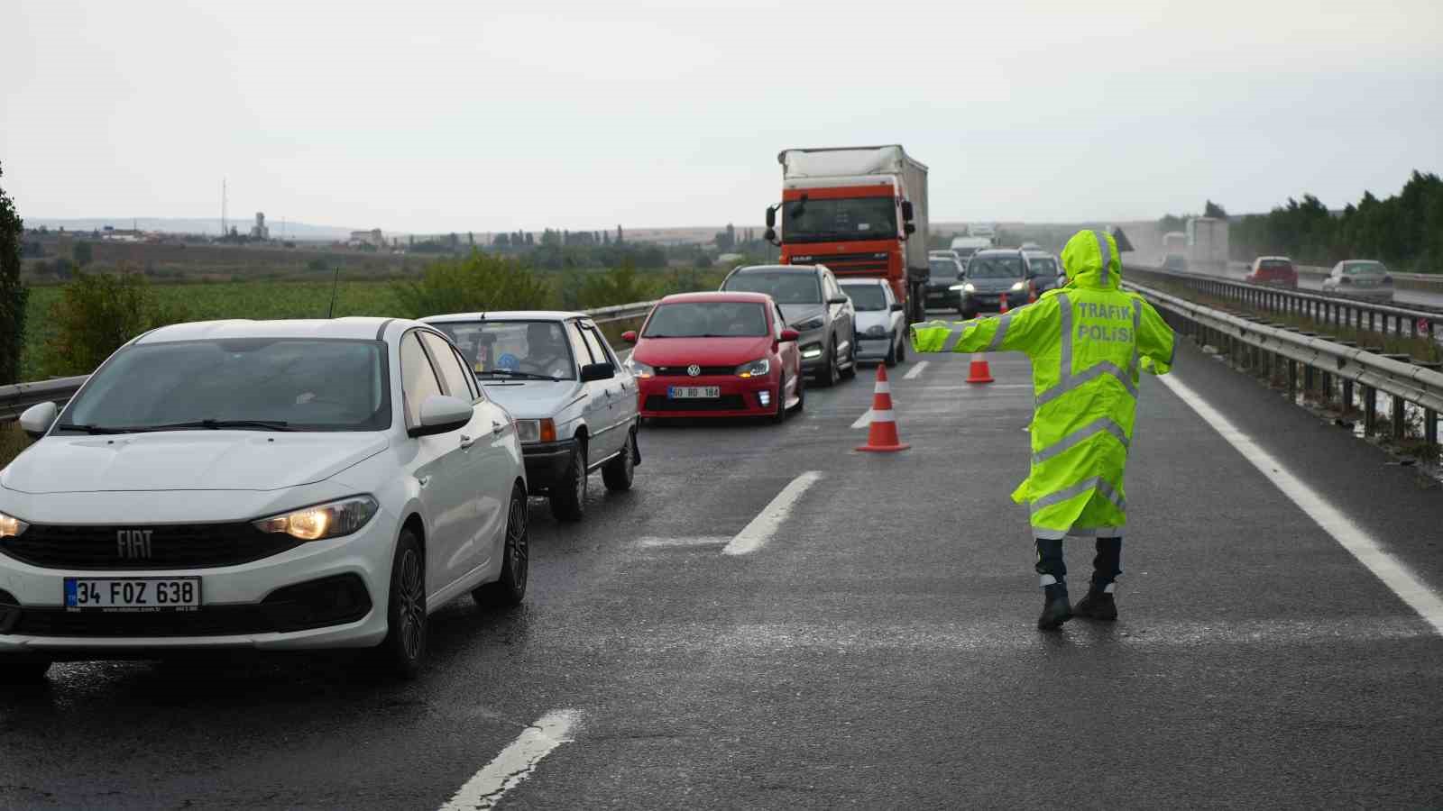 Kırıkkale’de yağmur kazaya davetiye çıkardı: 3 araç çarpıştı, 4 yaralı
