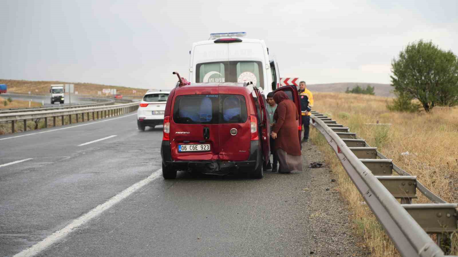 Kırıkkale’de yağmur kazaya davetiye çıkardı: 3 araç çarpıştı, 4 yaralı
