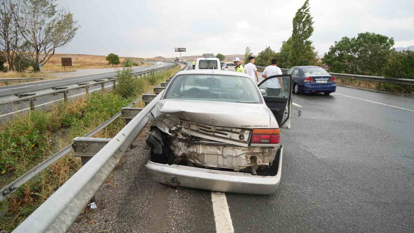 Kırıkkale’de yağmur kazaya davetiye çıkardı: 3 araç çarpıştı, 4 yaralı
