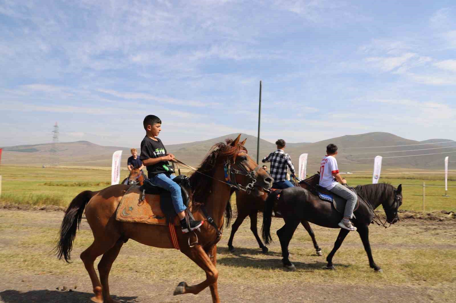 Rahvan At Yarışı final koşuları, sağanak ve dolu sebebiyle ertelendi
