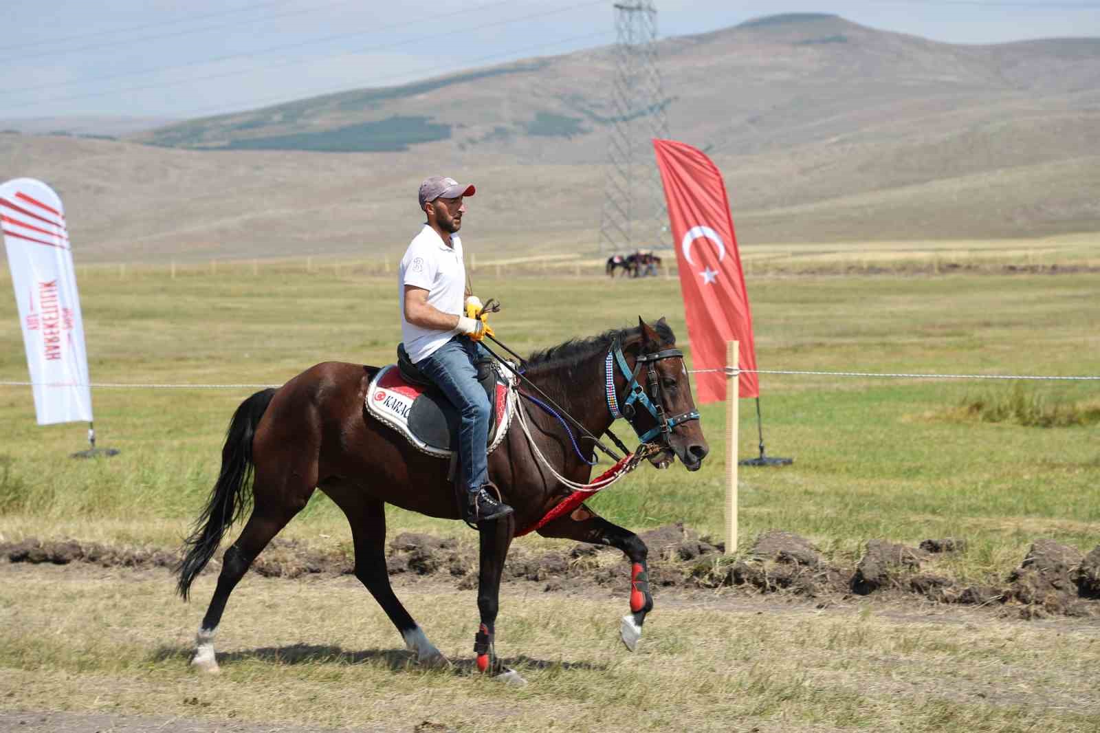 Rahvan At Yarışı final koşuları, sağanak ve dolu sebebiyle ertelendi
