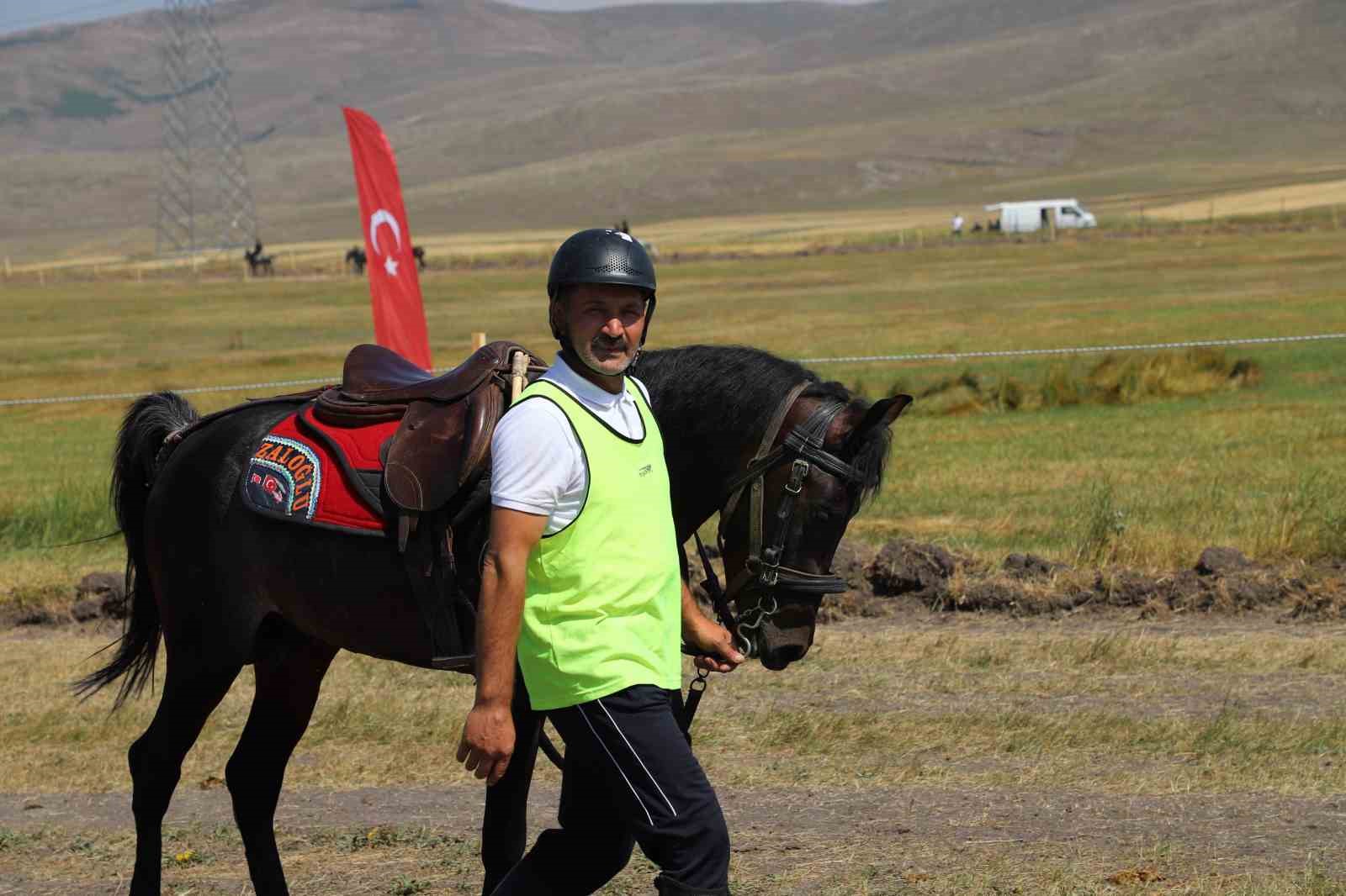 Rahvan At Yarışı final koşuları, sağanak ve dolu sebebiyle ertelendi
