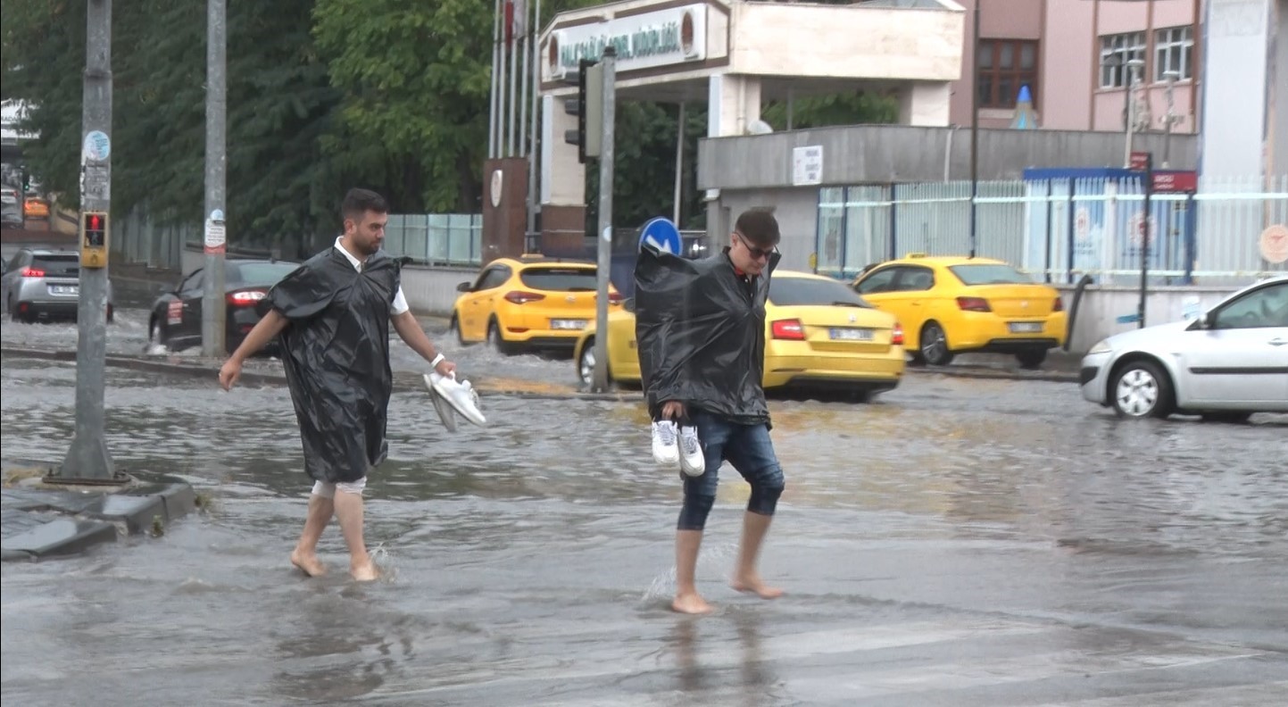 Ankara’da sağanak: Yollar göle döndü, araçlar  ve iş yerleri su içinde kaldı
