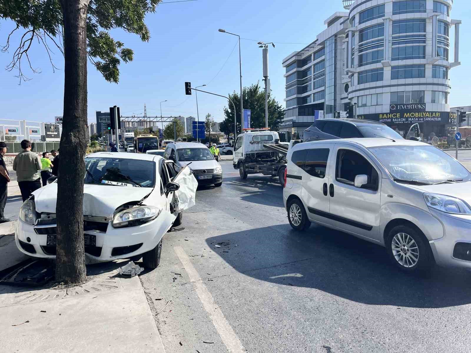 Başakşehir’de iki aracın karıştığı kazada 1’i ağır 4 kişi yaralandı
