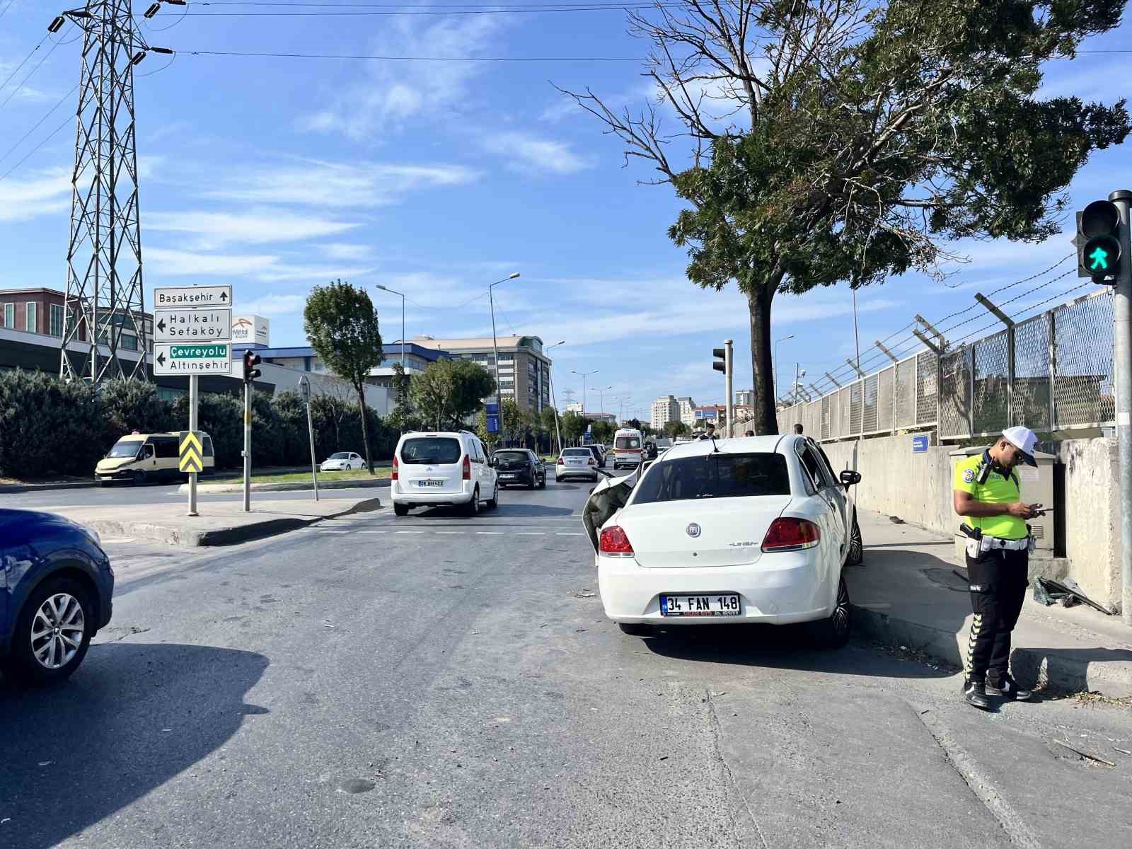 Başakşehir’de iki aracın karıştığı kazada 1’i ağır 4 kişi yaralandı
