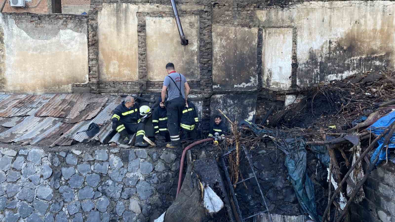 Diyarbakır’da odun deposunda çıkan yangın söndürüldü
