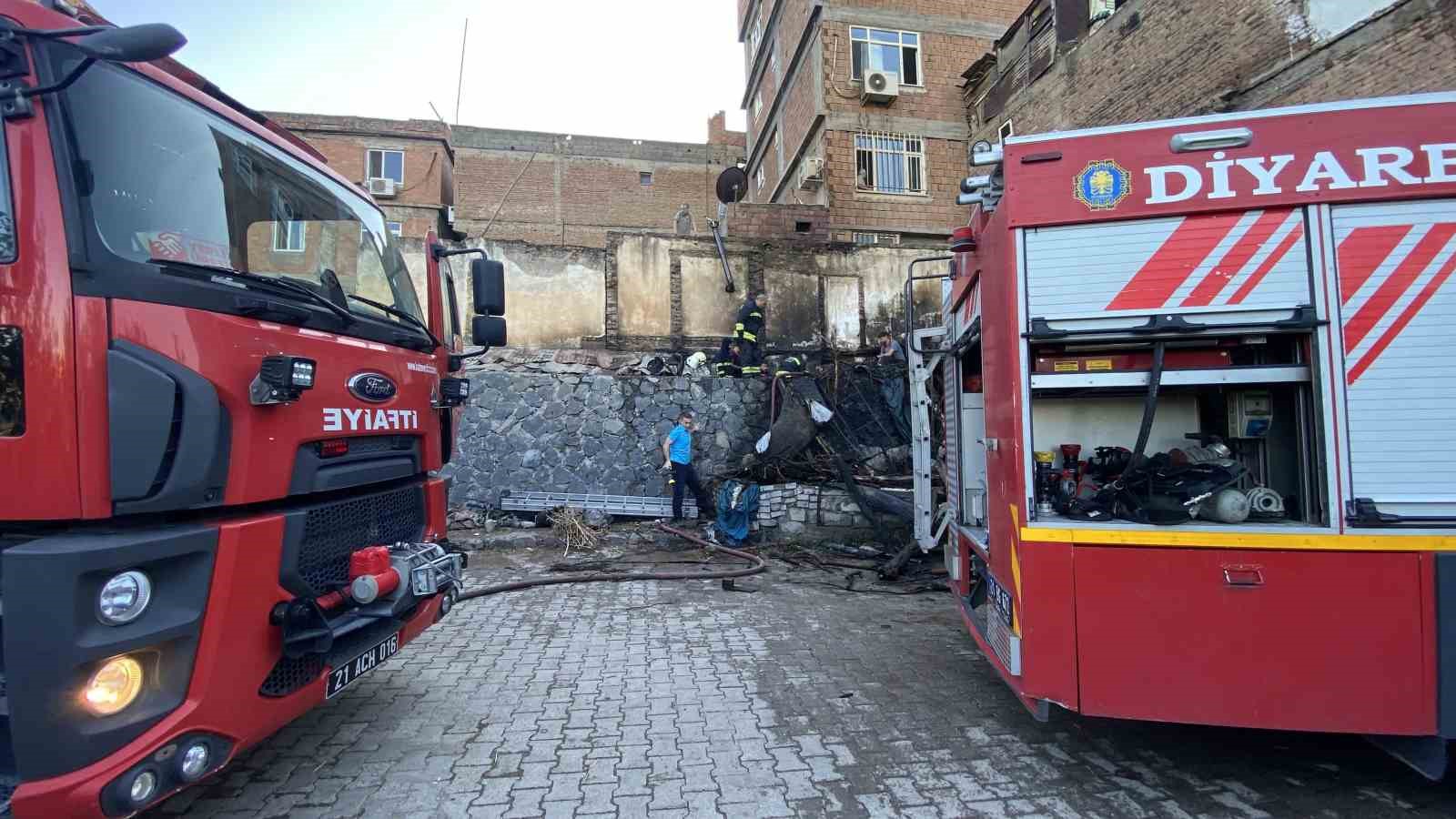 Diyarbakır’da odun deposunda çıkan yangın söndürüldü
