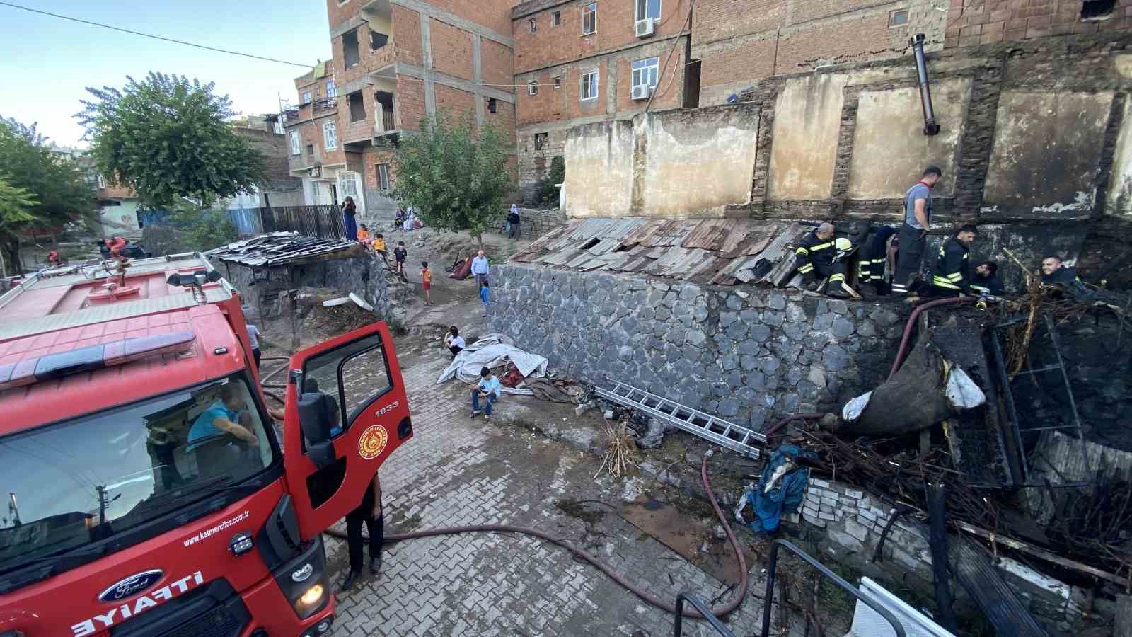 Diyarbakır’da odun deposunda çıkan yangın söndürüldü
