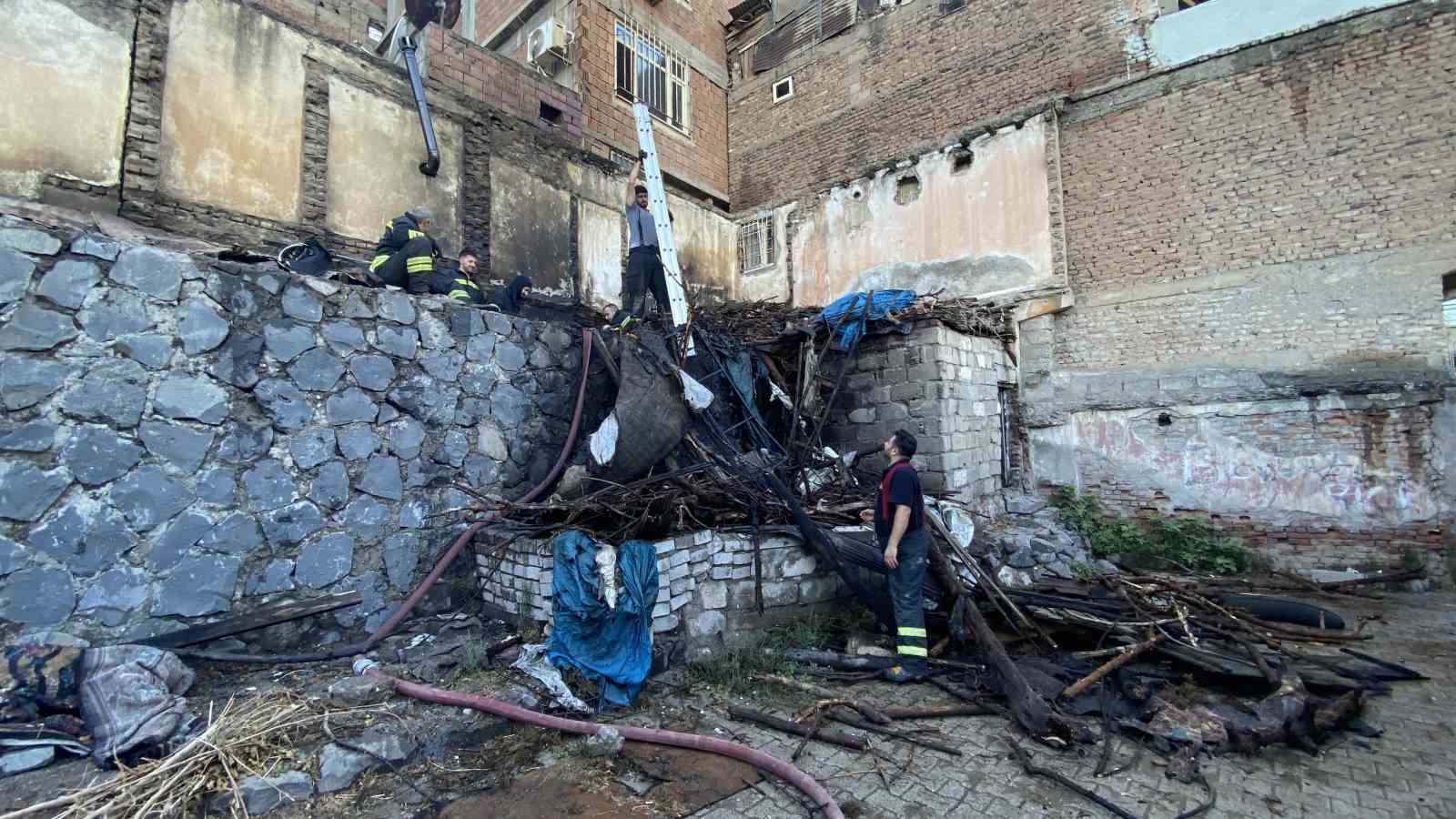 Diyarbakır’da odun deposunda çıkan yangın söndürüldü
