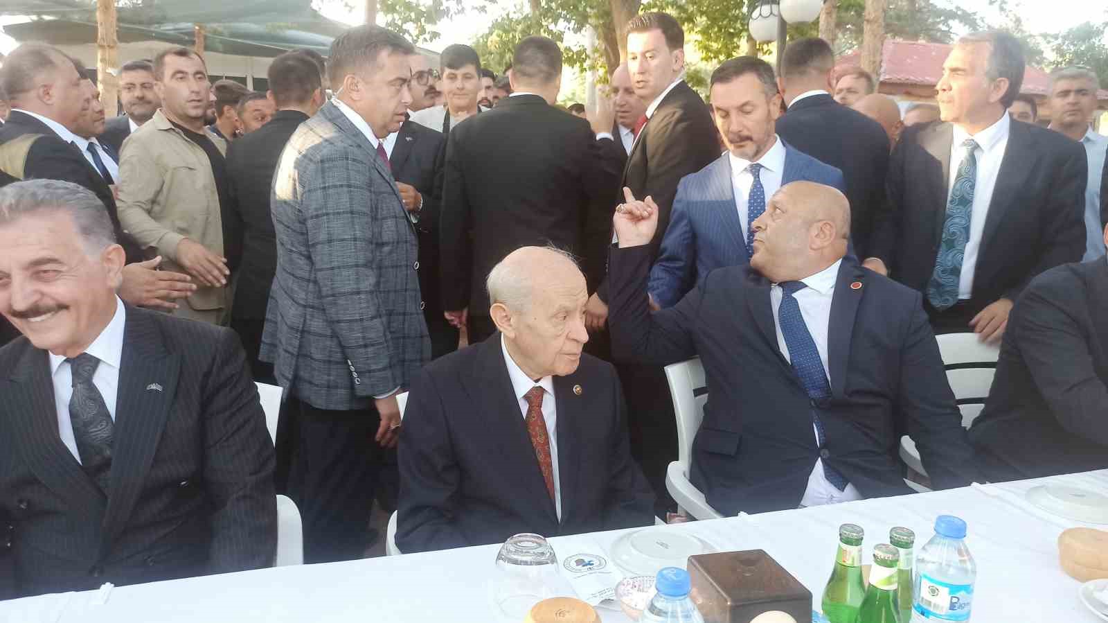 MHP Lideri Bahçeli Ahlat’ta partililerle bir araya geldi
