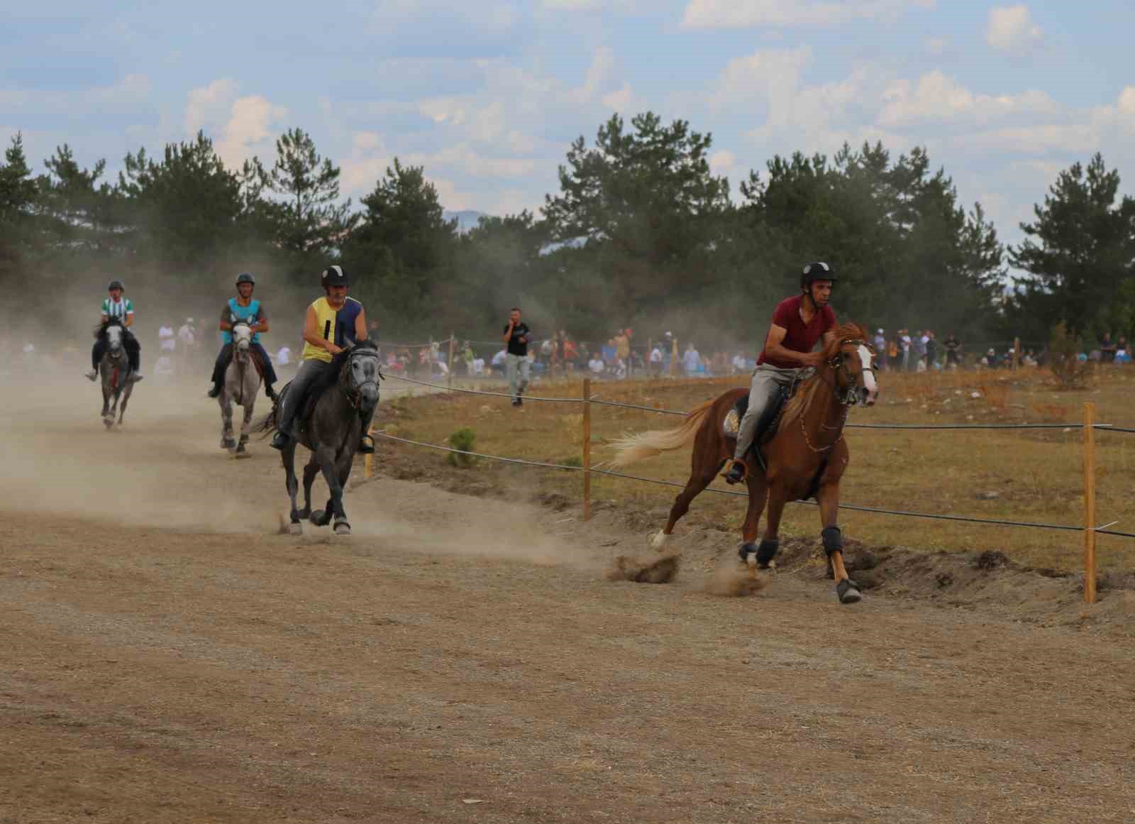 Kastamonu’da geleneksel at yarışına vatandaşlardan büyük ilgi
