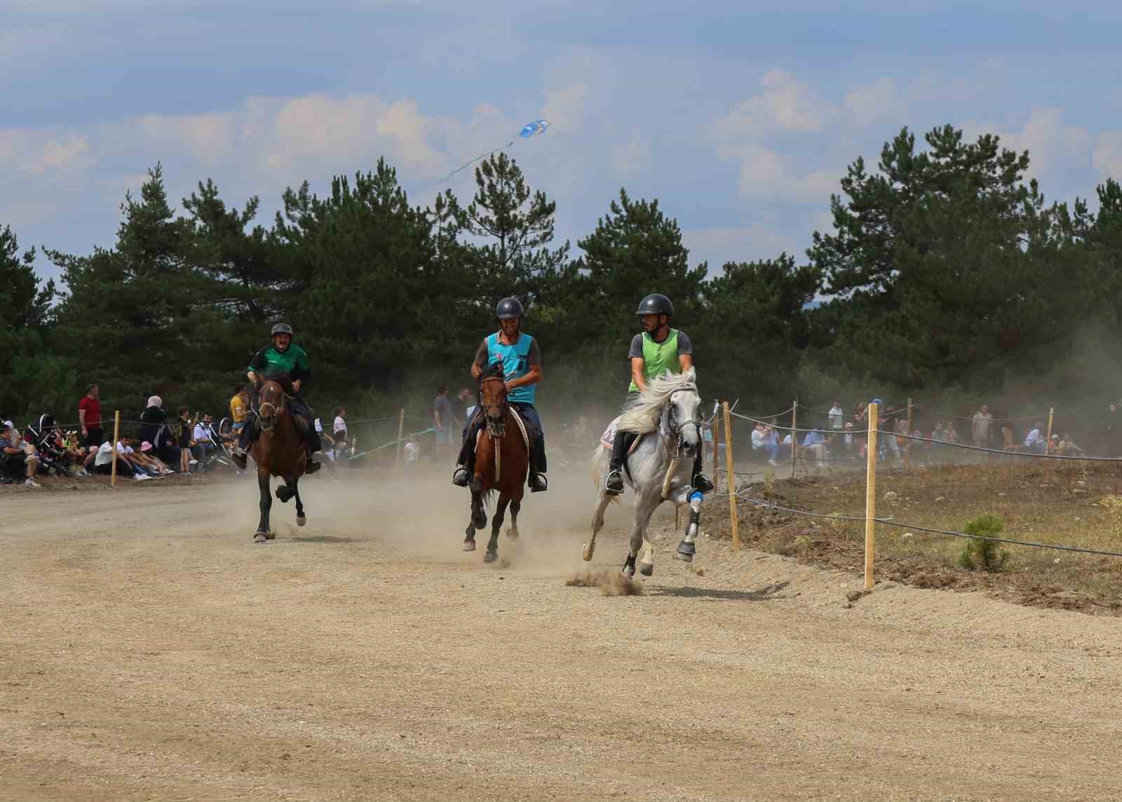 Kastamonu’da geleneksel at yarışına vatandaşlardan büyük ilgi
