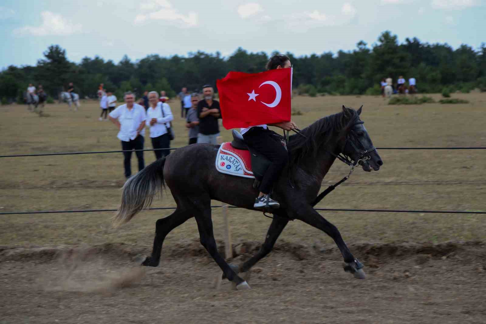 Kastamonu’da geleneksel at yarışına vatandaşlardan büyük ilgi
