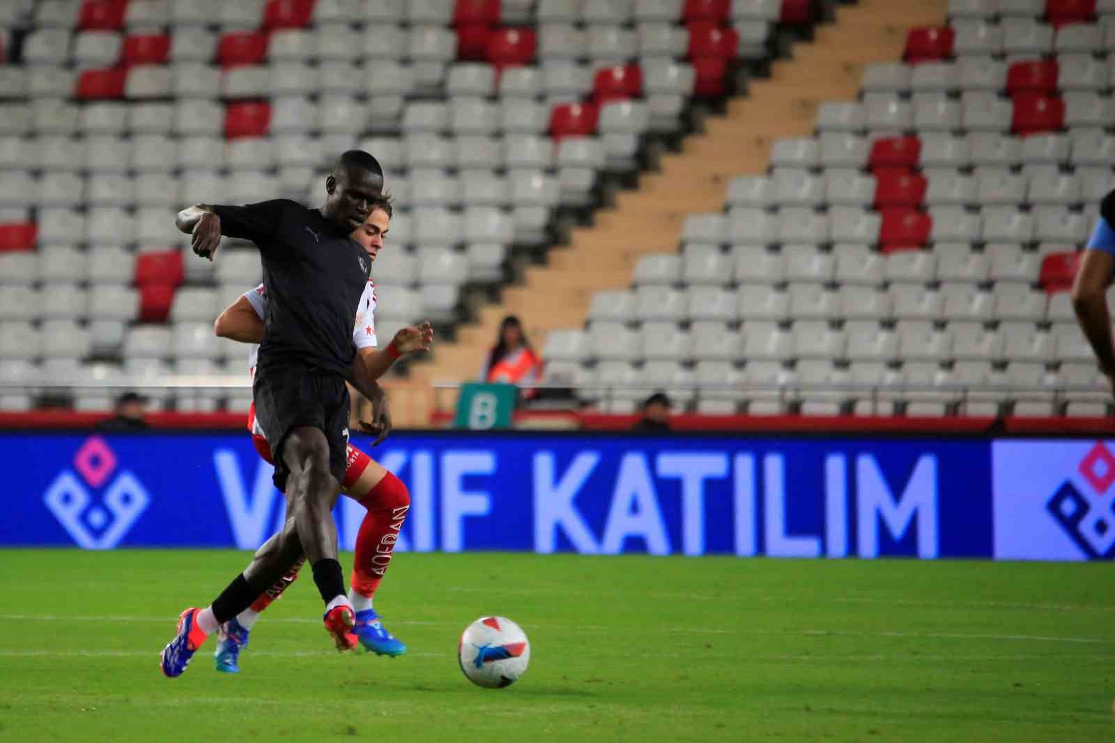 Trendyol Süper Lig: Antalyaspor: 0 - Hatayspor: 2 (İlk yarı)
