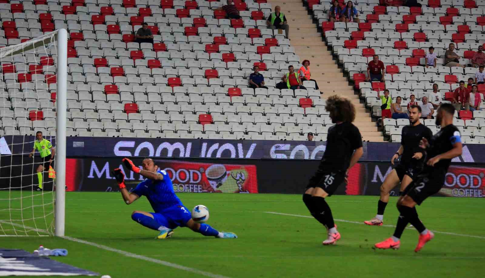 Trendyol Süper Lig: Antalyaspor: 0 - Hatayspor: 2 (İlk yarı)
