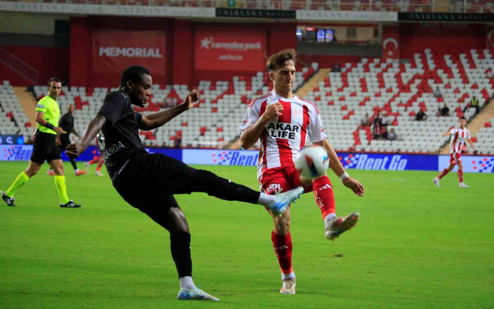 Trendyol Süper Lig: Antalyaspor: 0 - Hatayspor: 2 (İlk yarı)
