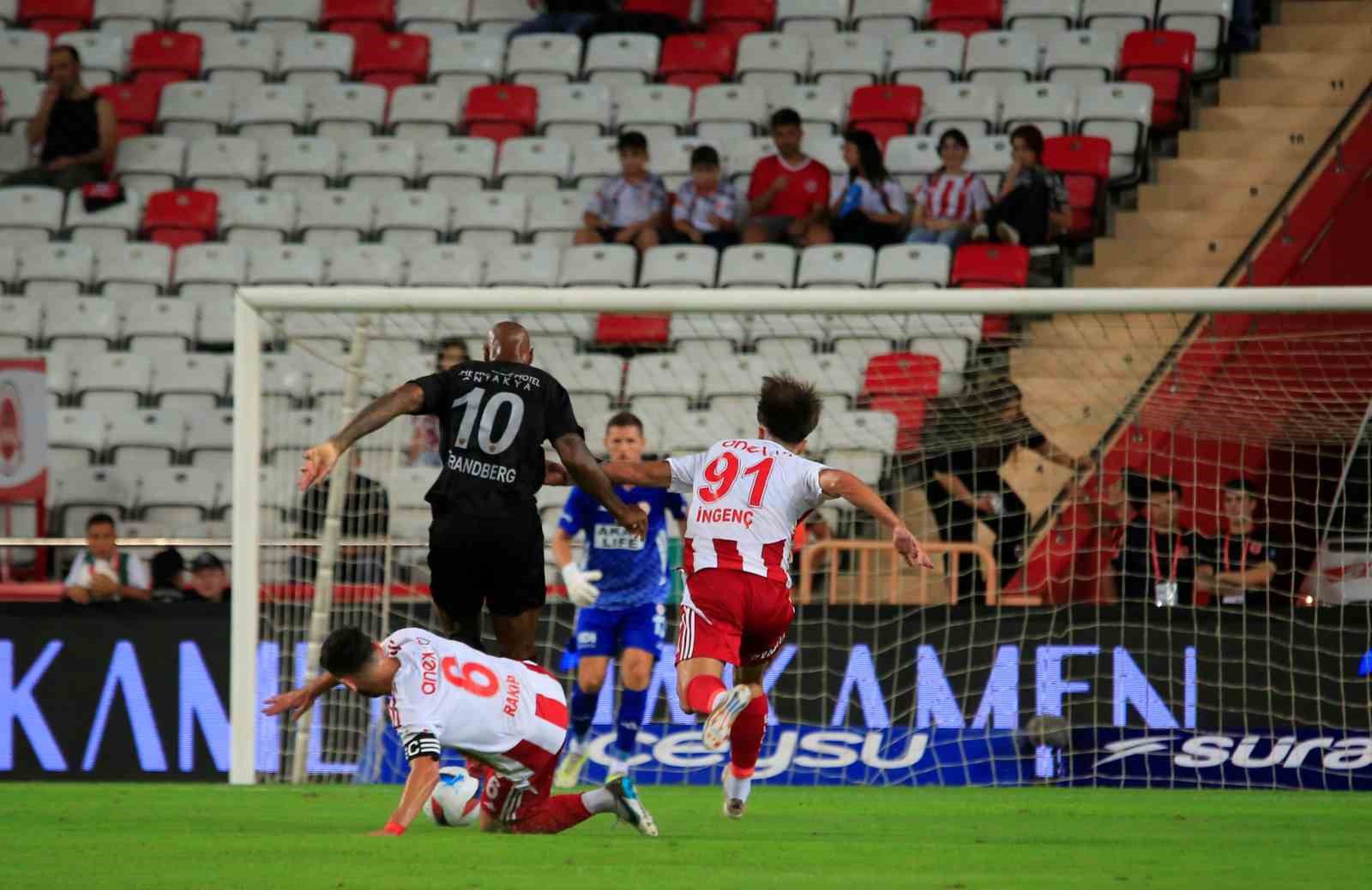 Trendyol Süper Lig: Antalyaspor: 0 - Hatayspor: 2 (İlk yarı)
