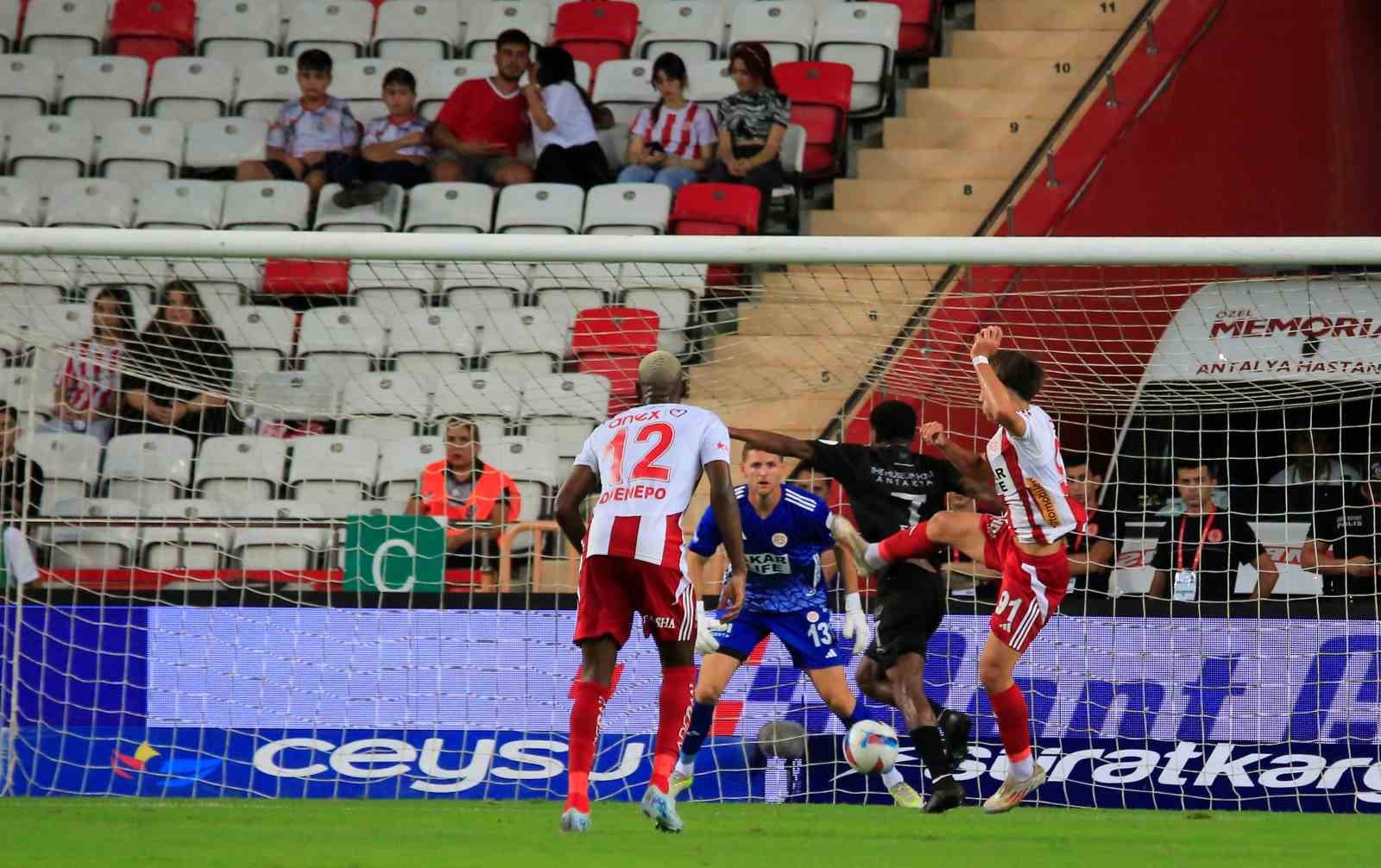 Trendyol Süper Lig: Antalyaspor: 0 - Hatayspor: 2 (İlk yarı)
