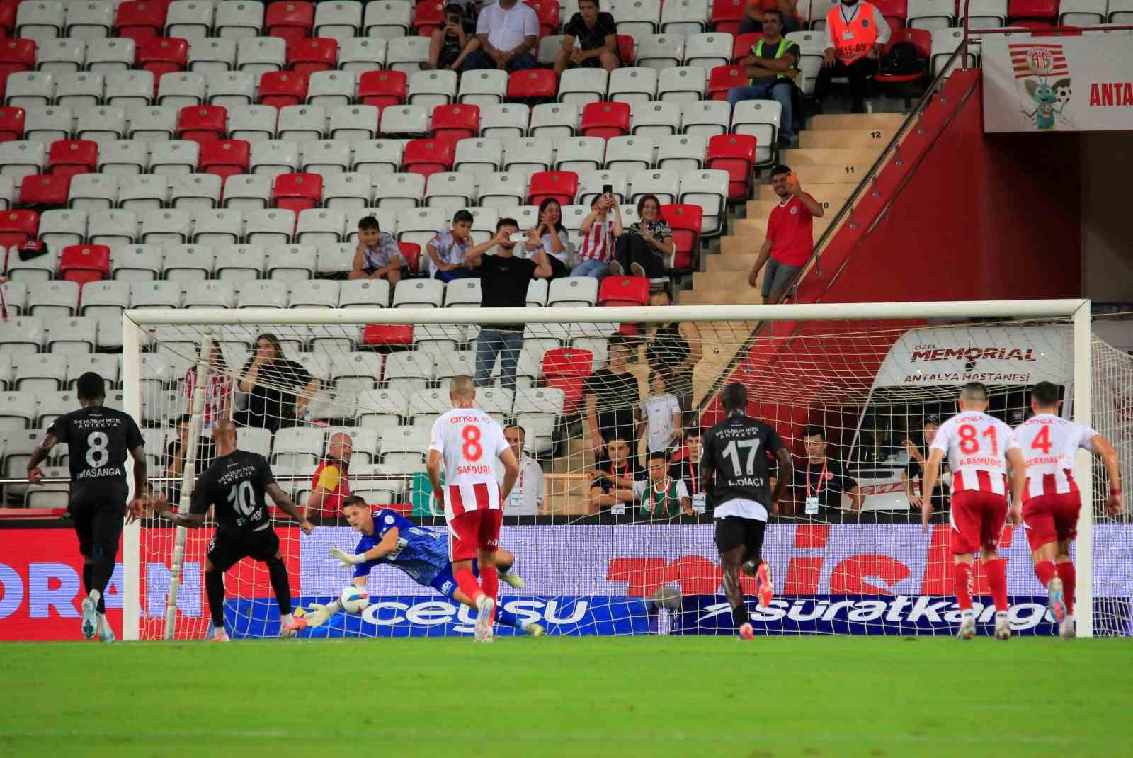 Trendyol Süper Lig: Antalyaspor: 0 - Hatayspor: 2 (İlk yarı)
