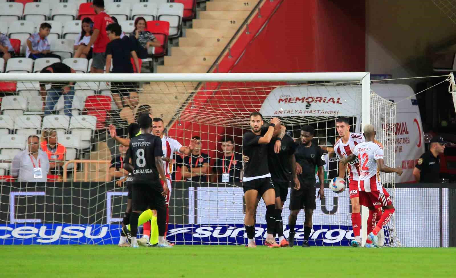 Trendyol Süper Lig: Antalyaspor: 0 - Hatayspor: 2 (İlk yarı)
